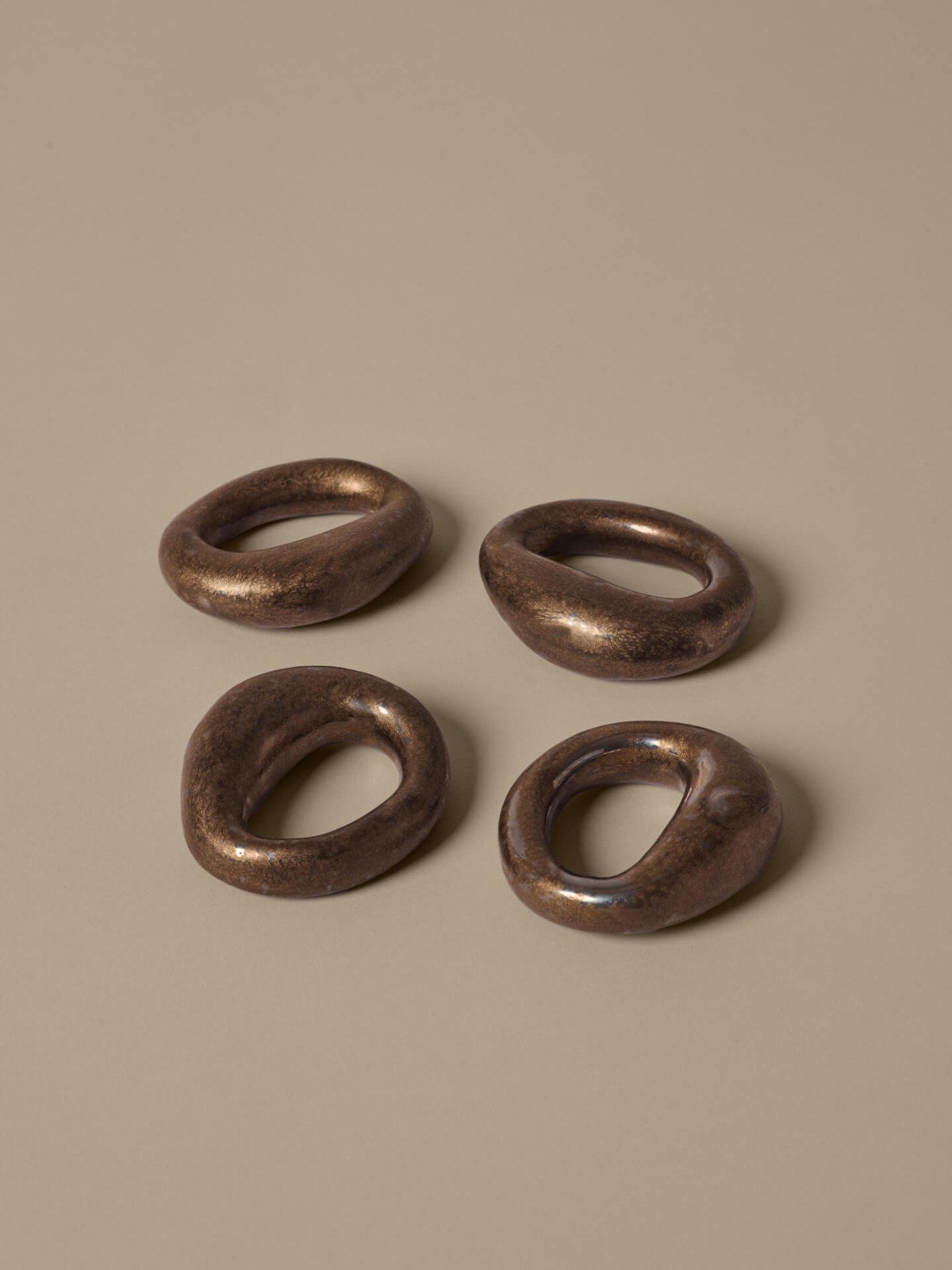 Ferm-Living-Orrith-Napkin-Rings-Set-of-4-Rustic-Bronze-miljo