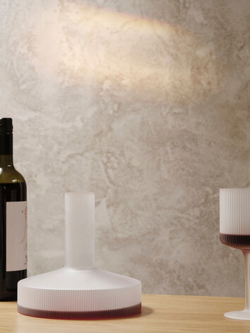 Ripple Vinkaraff Frosted fylld med rött vin