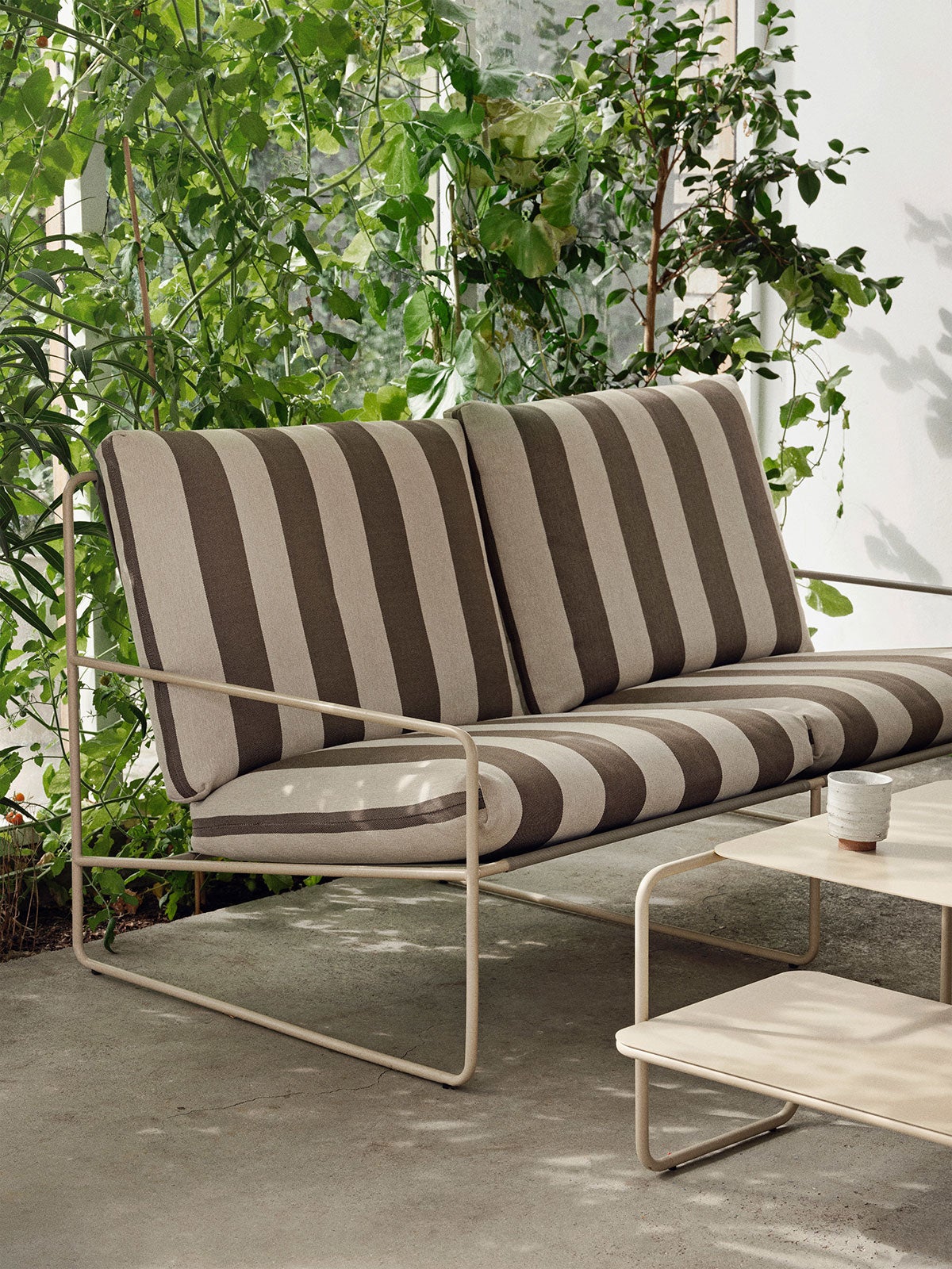 Desert Soffa 2-sits i utförandet Cashmere/Stripe Chocolate på skuggig uteplats