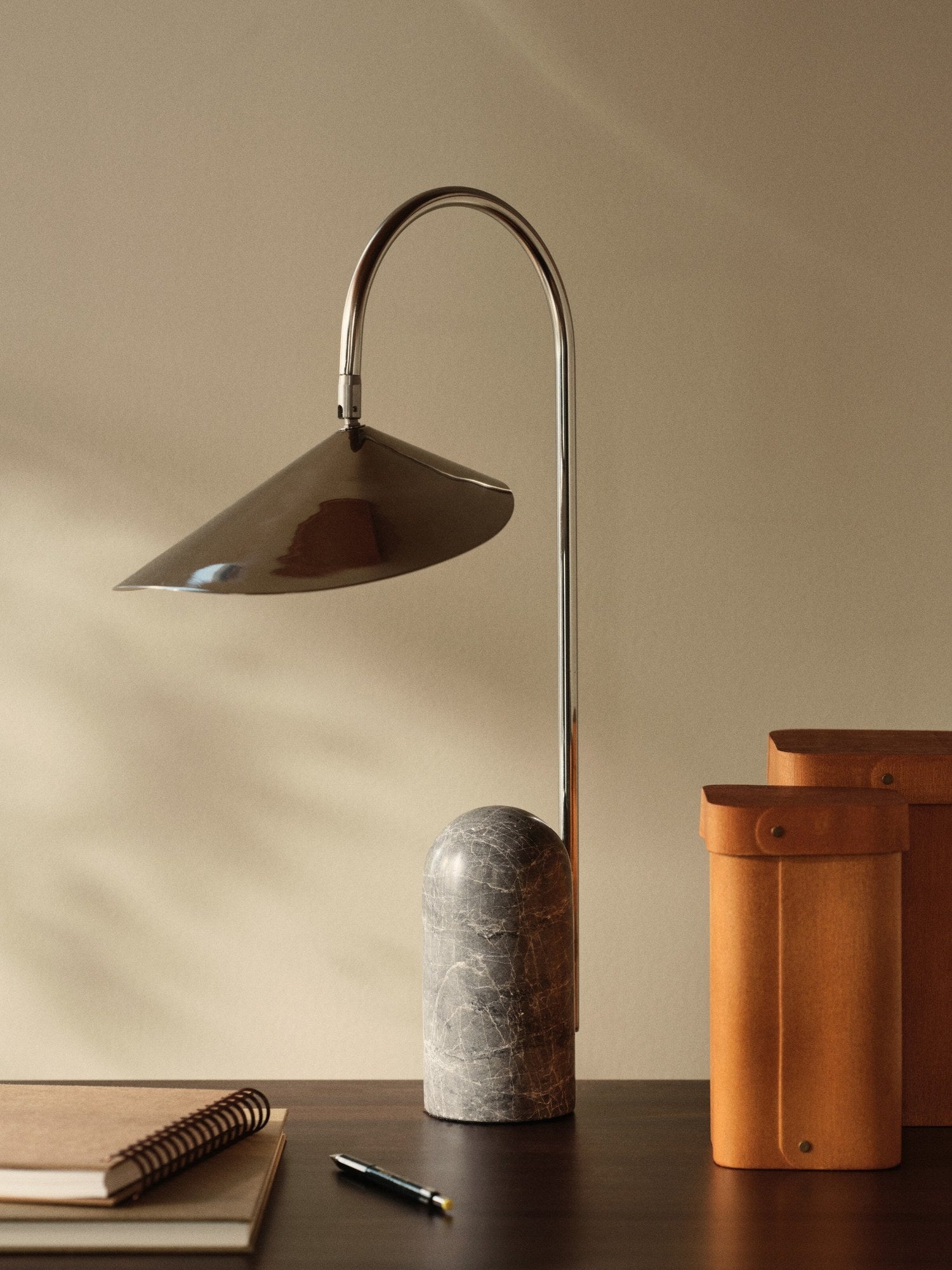 Ferm-Living-Arum-Table-Lamp-Stainless-Steel-miljo-1
