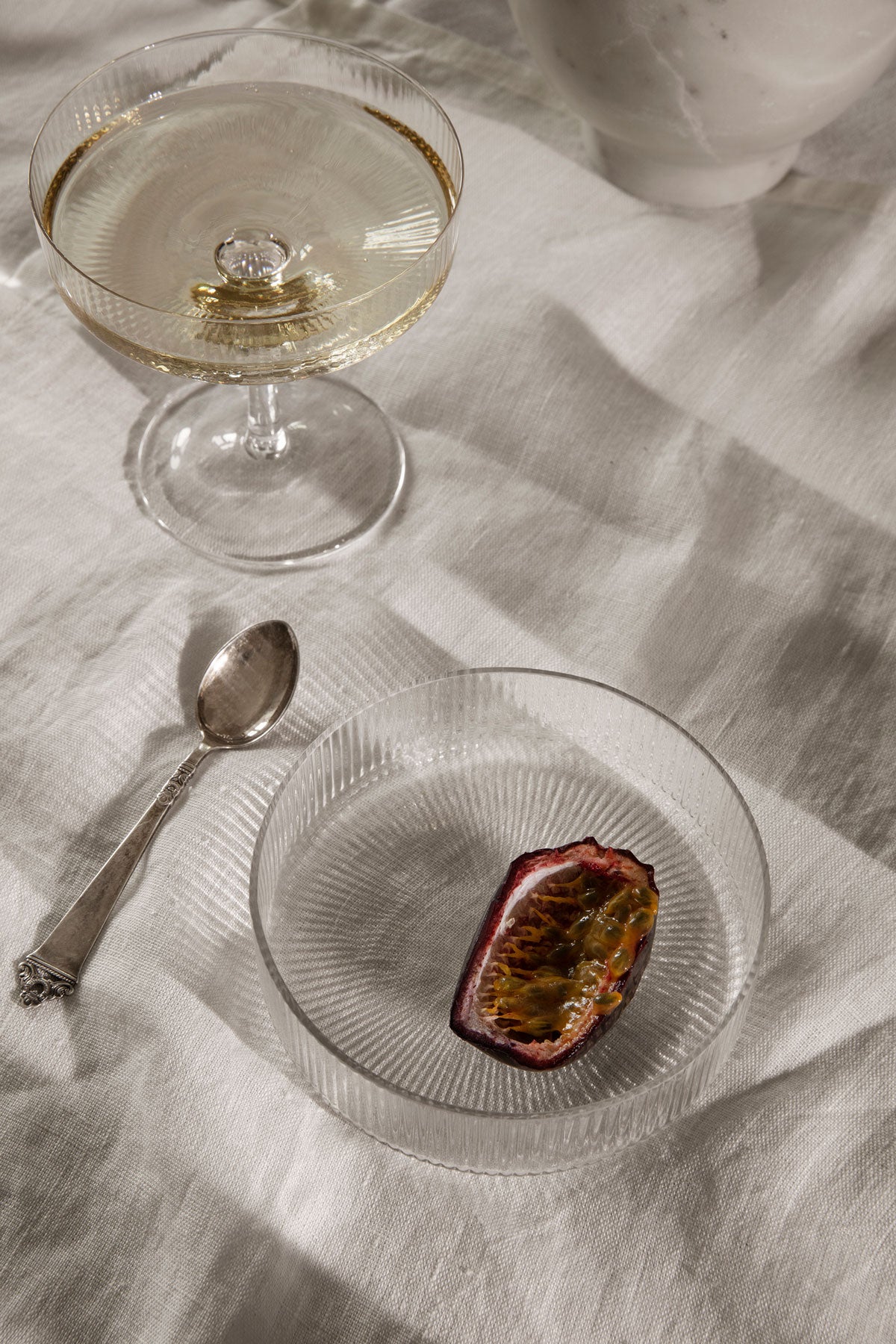 En passionsfrukt i Ripple Skål i färgen Clear på dukat bord