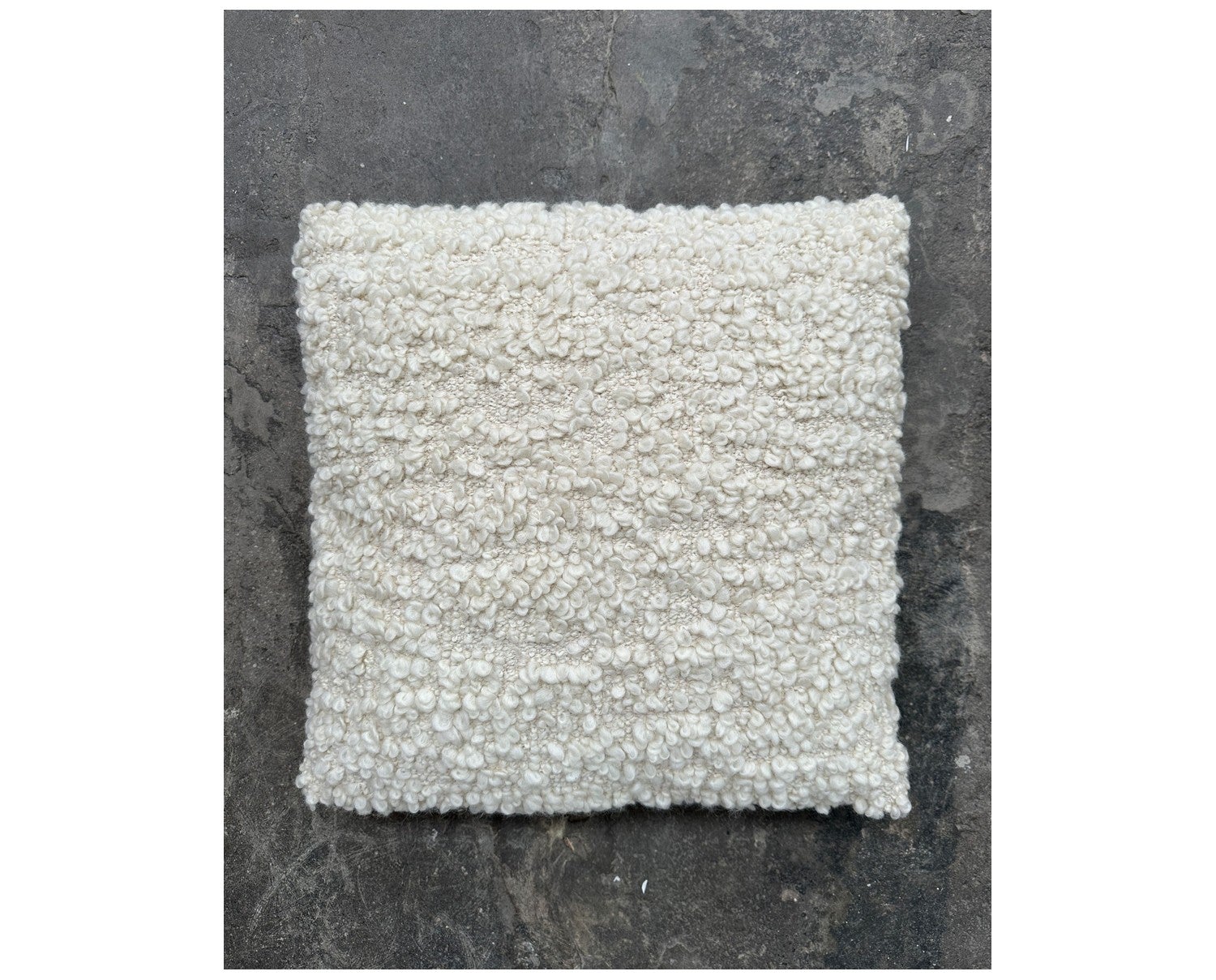 Levantin Cushion Offwhite från Tinted Objects.