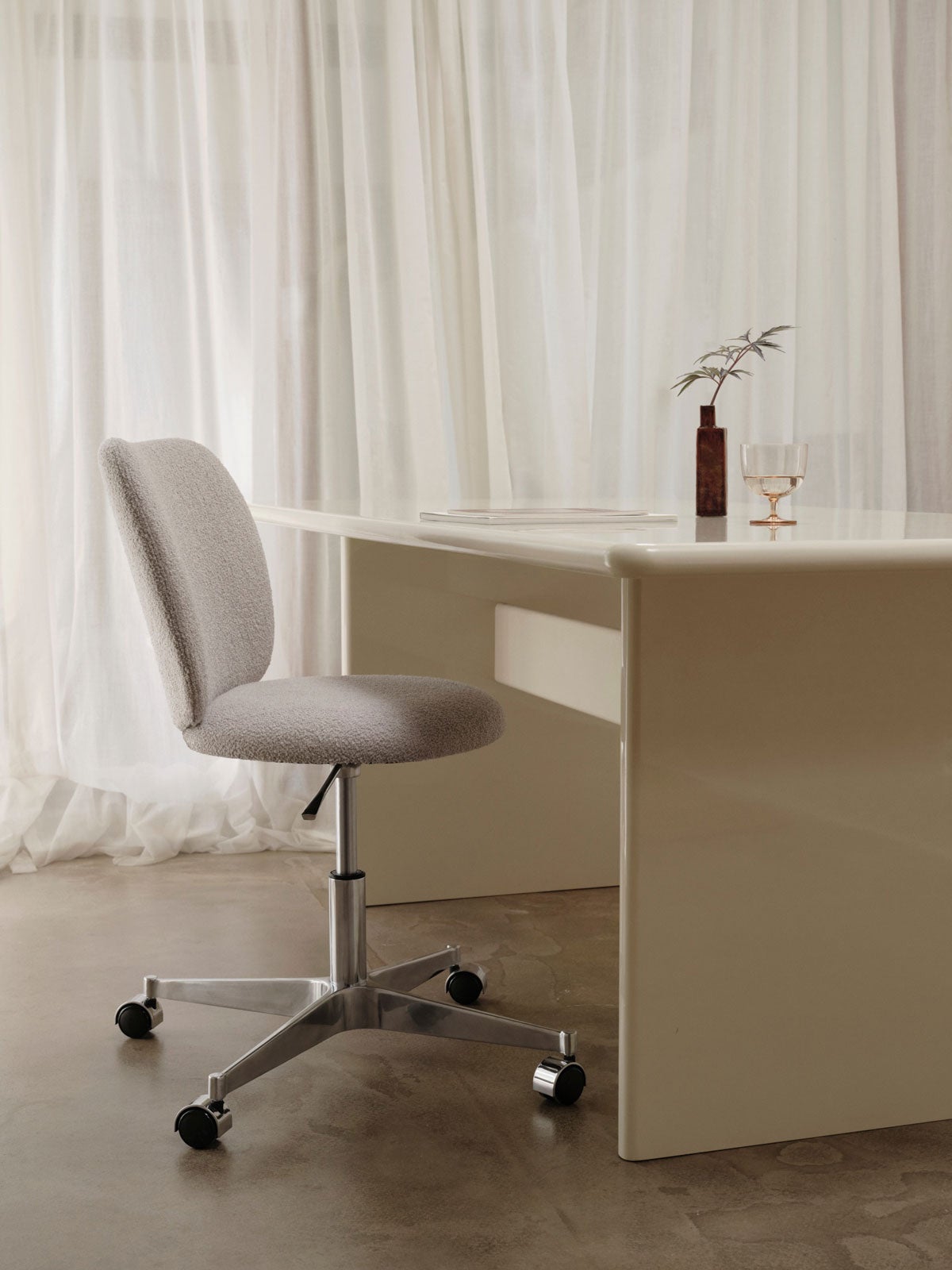 Rico Skrivbordsstol i tyget Soft Bouclé Natural vid skrivbord