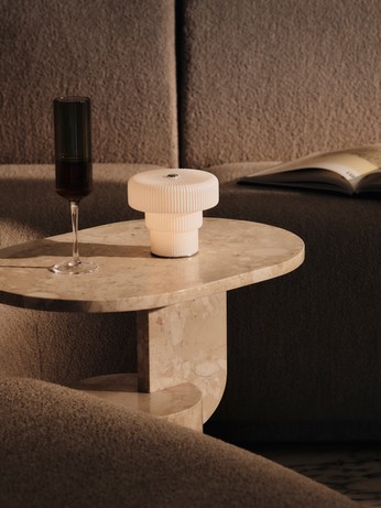 Ferm Living Insert Side Table i Stone sand med Ripple Portalble lamp