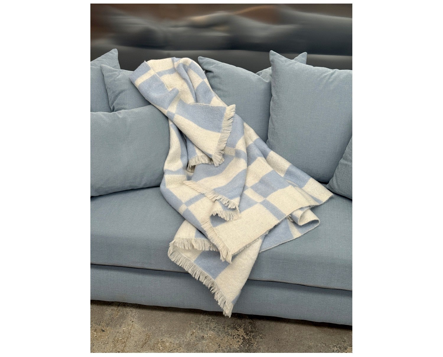 Hallin Mohair Blanket Blue Offwhite från Tinted Objects.