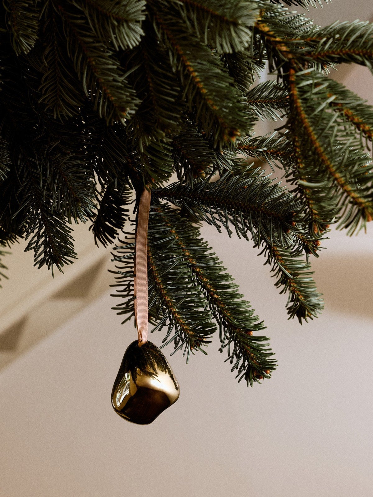 Ferm-Living-Bellure-Baubles-Set-of-2-Brass-Finish-miljo