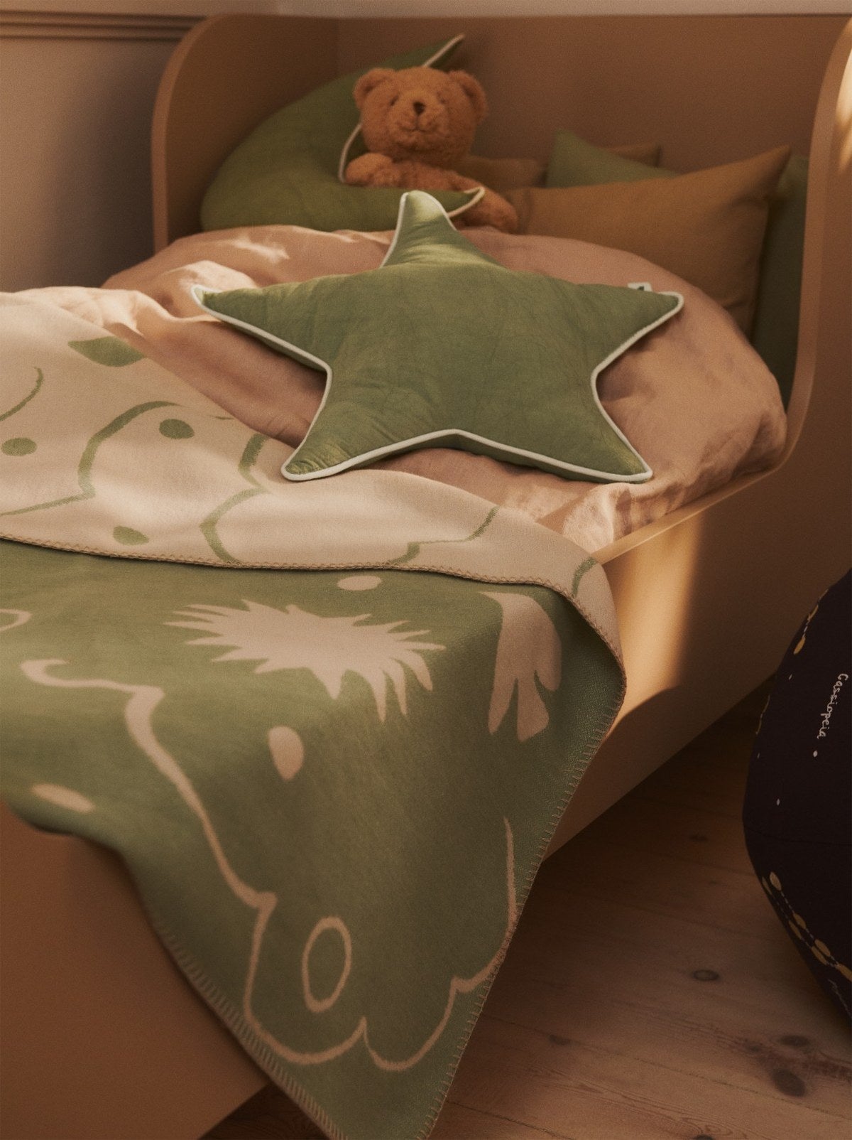 Ferm-Living-Star-Cushion-Tea-Green-miljo