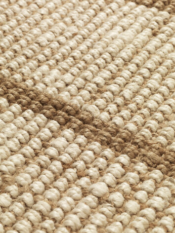 Struktur på Athens stripes matta i färgen natural/off white