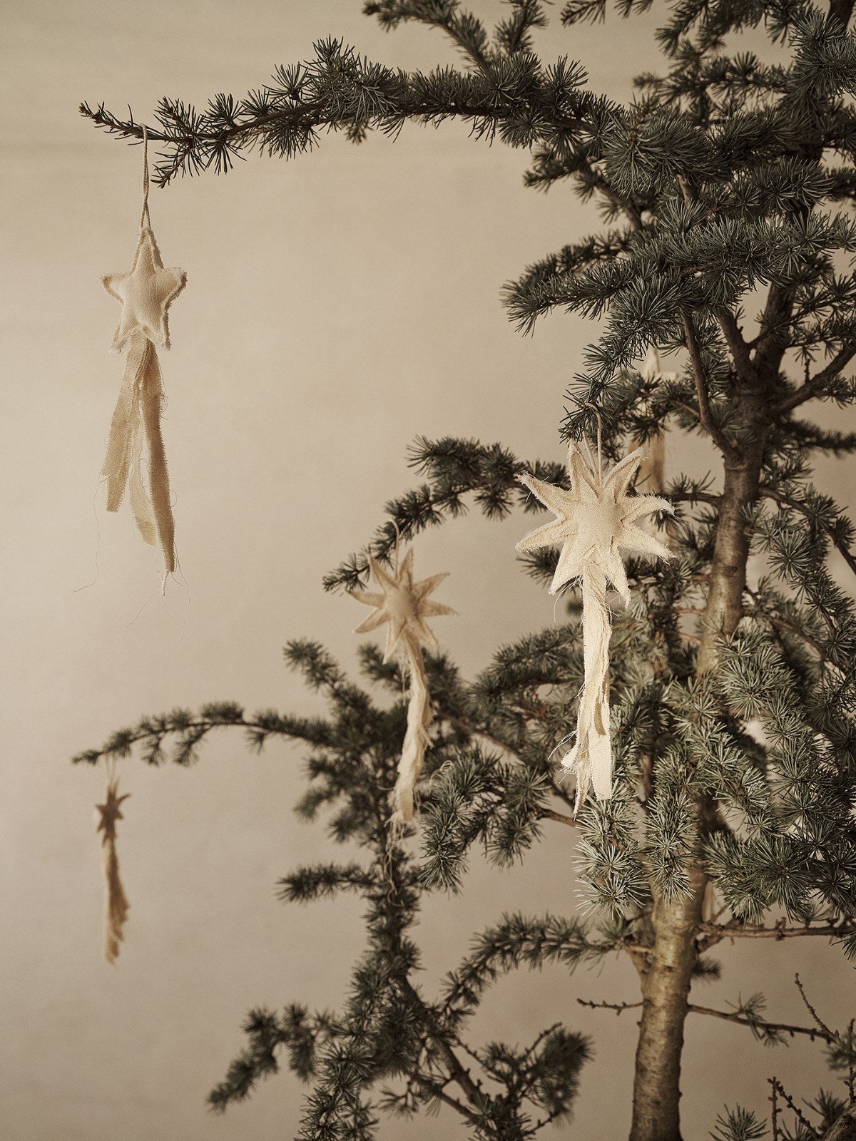 Ferm-Living-Vela-Star-Ornaments-Set-of-4-Natural-miljo