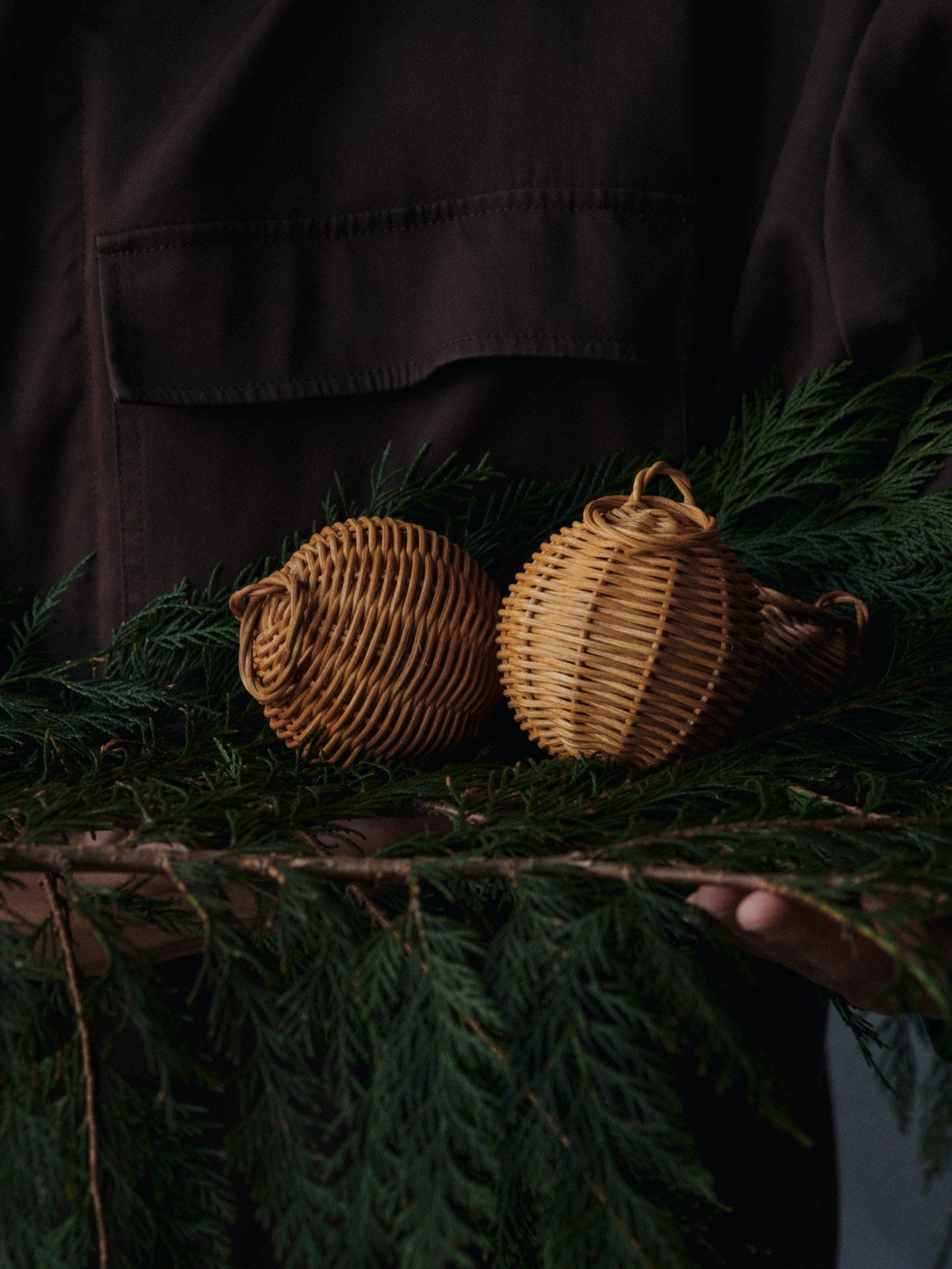 Ferm-Living-Braided-Christmas-Ornaments-Set-of-2-Baubles-Natural-miljo