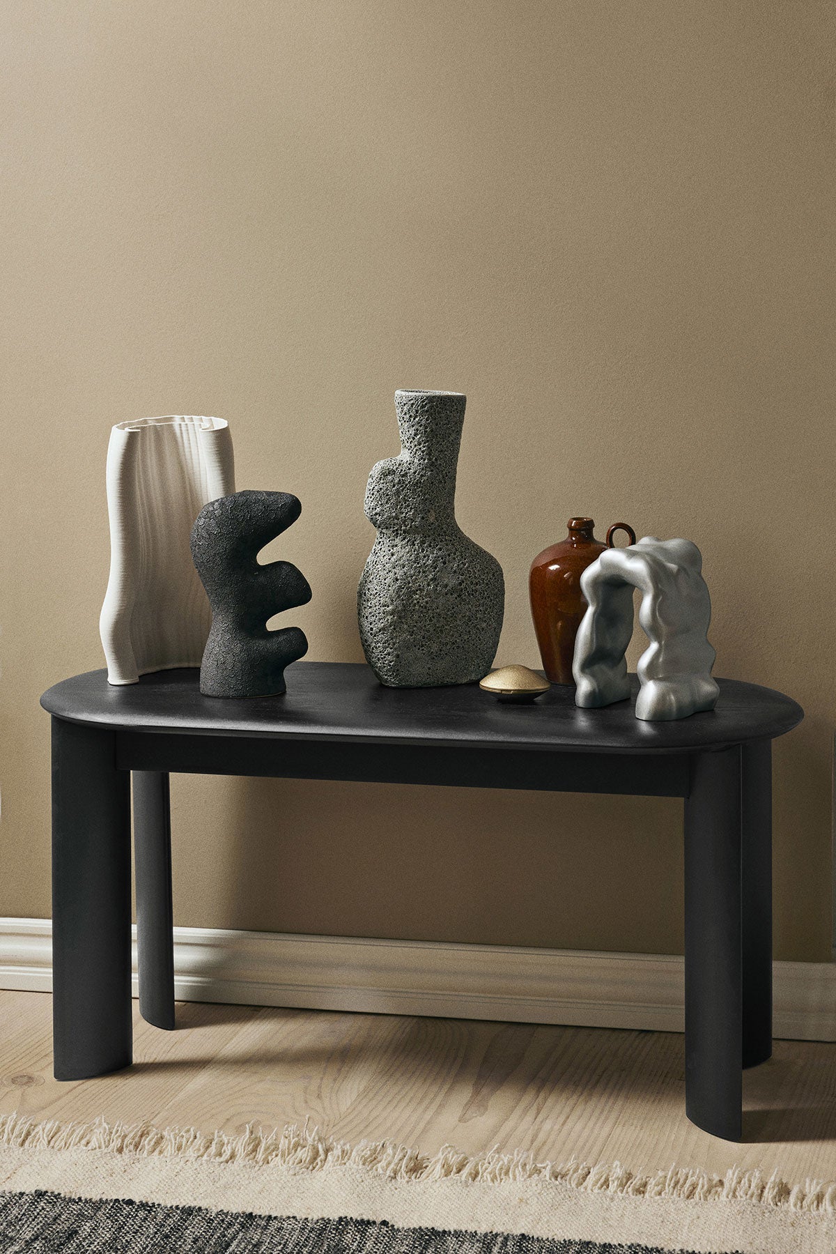 Bevel Bänk i svartoljad bok dekorerad med skulpturer och krukor i keramik