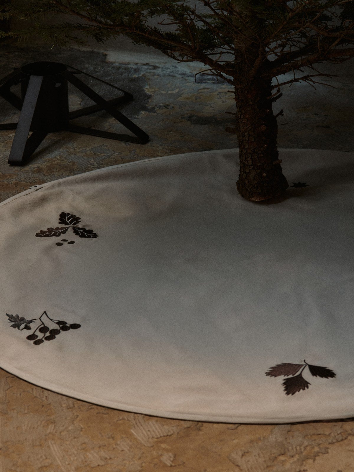 Ferm-Living-Oak-Christmas-Tree-Blanket-Round-Natural-miljo