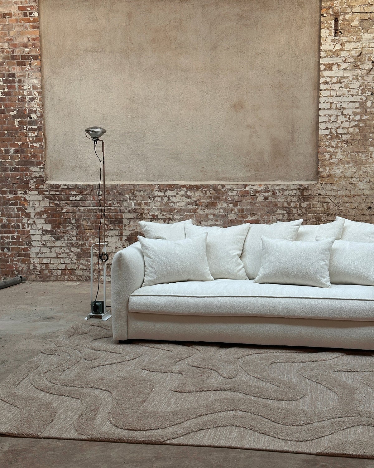 Cornell soffa offwhite bouclé med Norlander matta