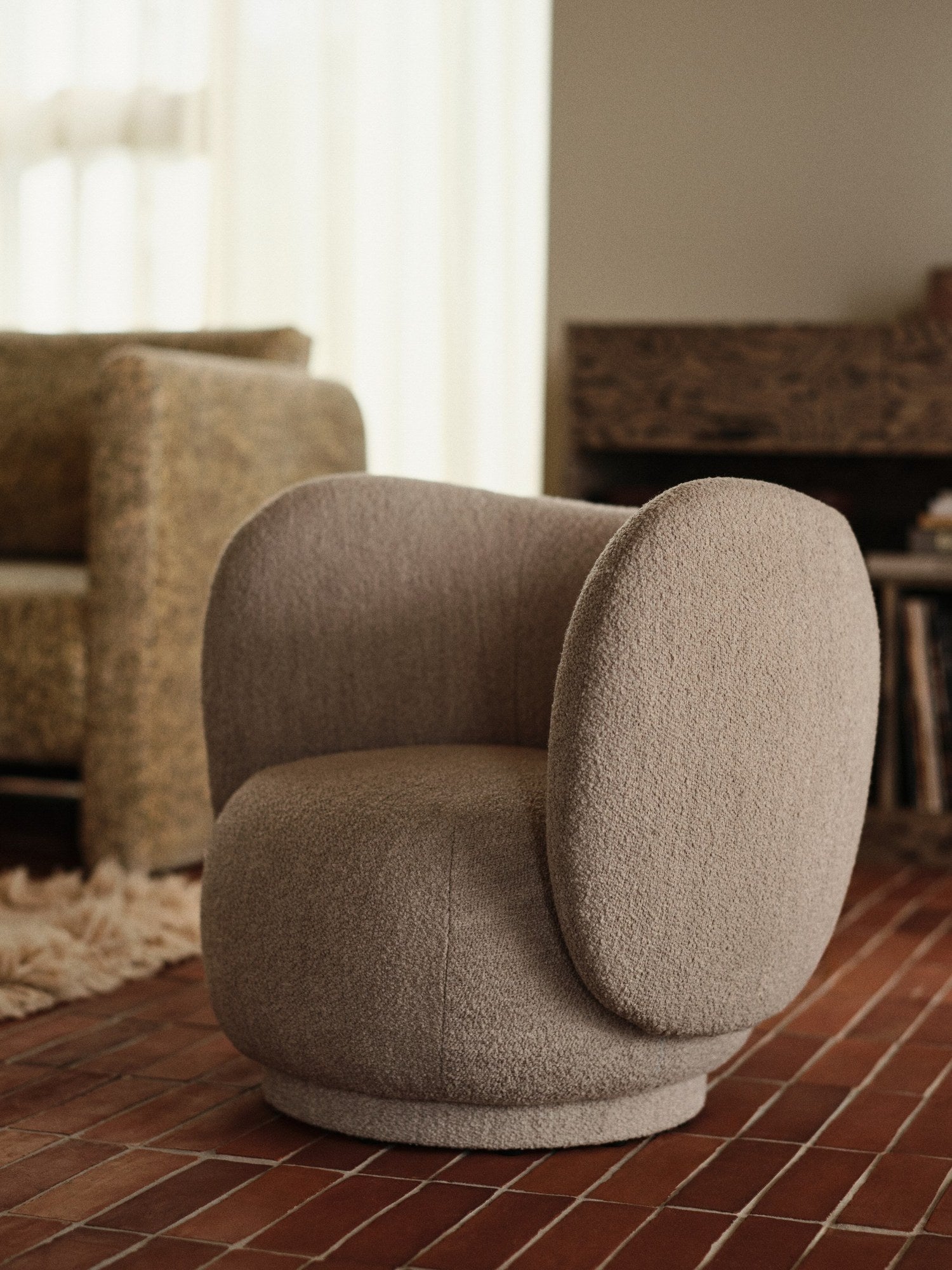 Ferm-Living-Rico-Kids-Lounge-Chair-Soft-Boucle-Natural-miljo-1