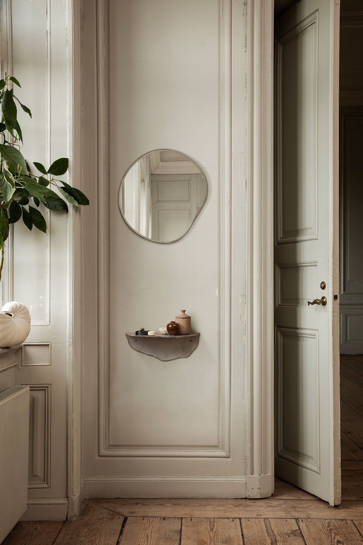 Pond Spegel 52x50 i utförandet Dark Chrome på vägg i vardagsrum