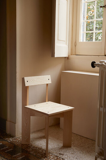 Ark Stol i ask framför ett fönster