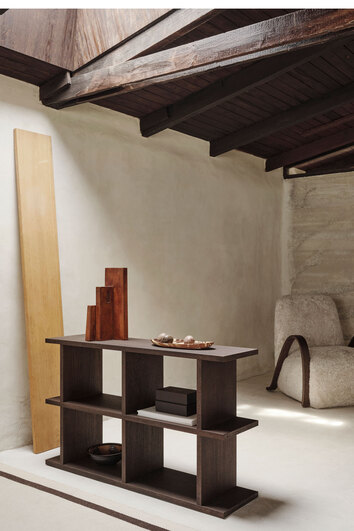 Kona 2x2 i färgen Dark Stained ståendes på golv dekorerad.