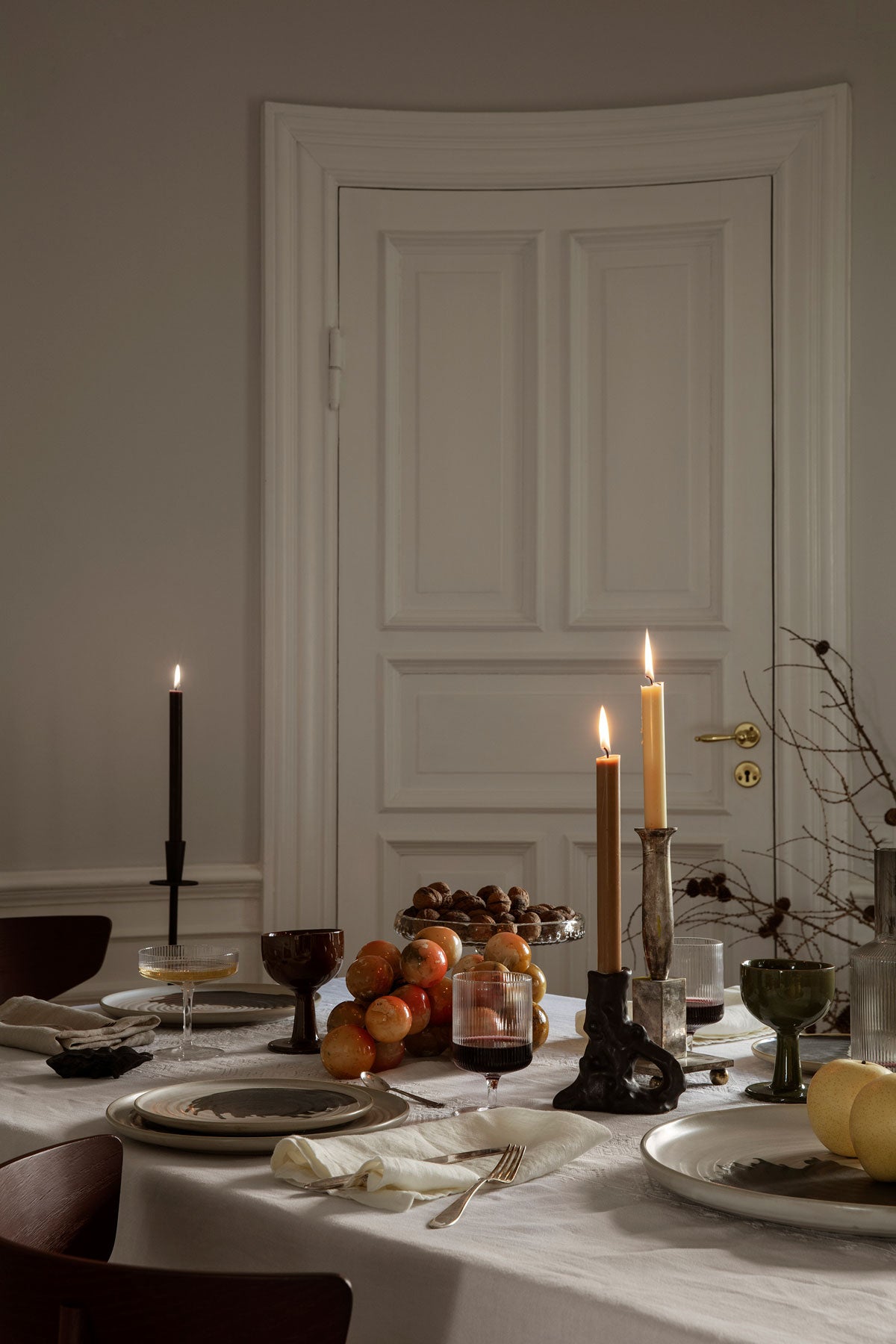 Omhu Tallrik i storlekarna Liten och Medium på ett dukat julbord