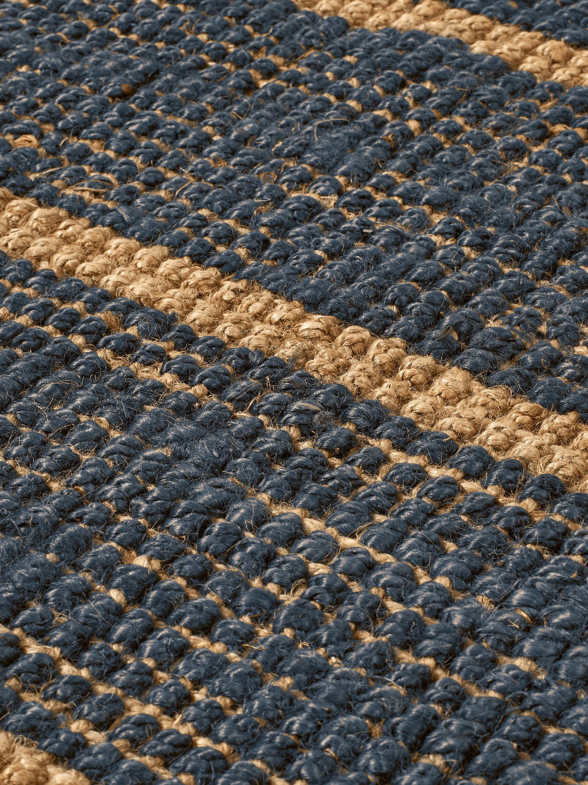 Struktur på Athens stripes matta i färgen natural/ink blue