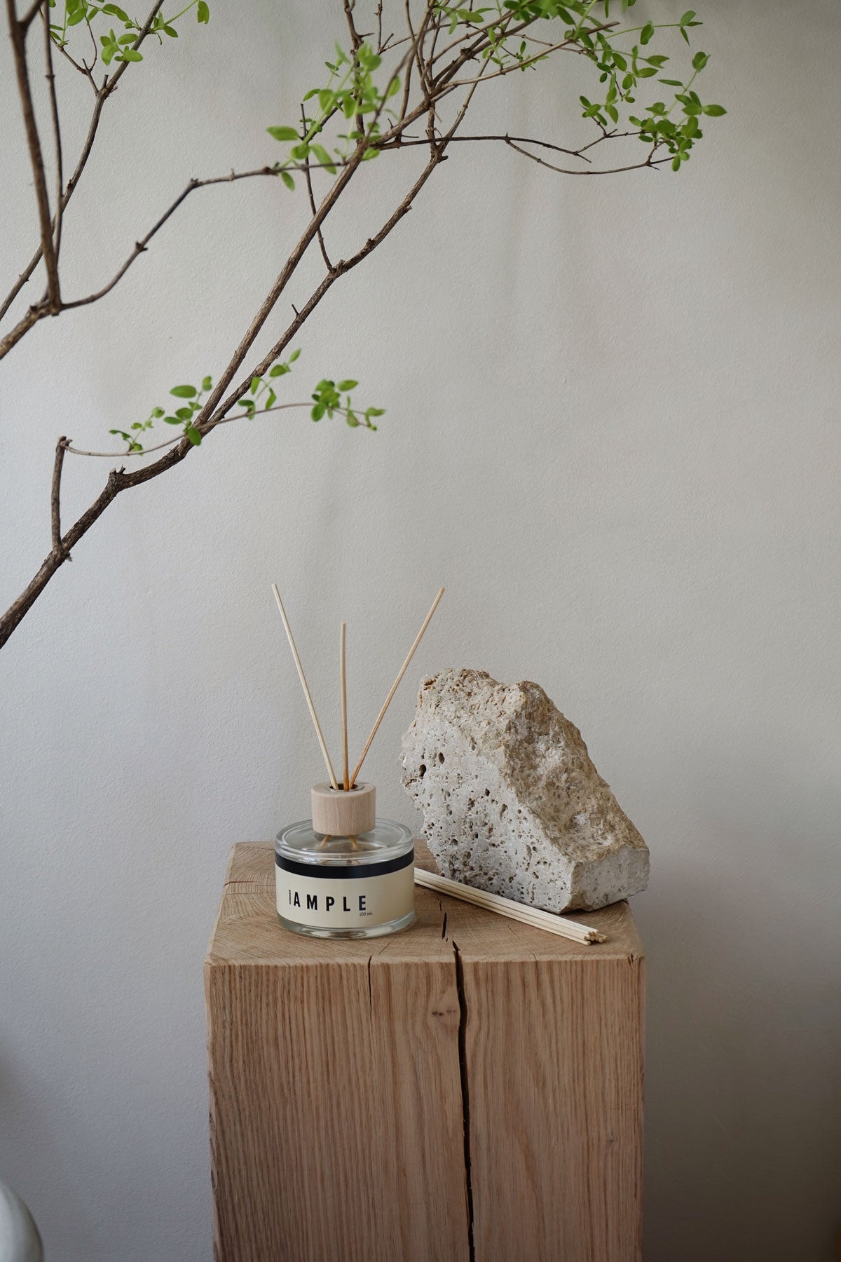 Humdakin Doftpinnar Ample på piedestal i trä