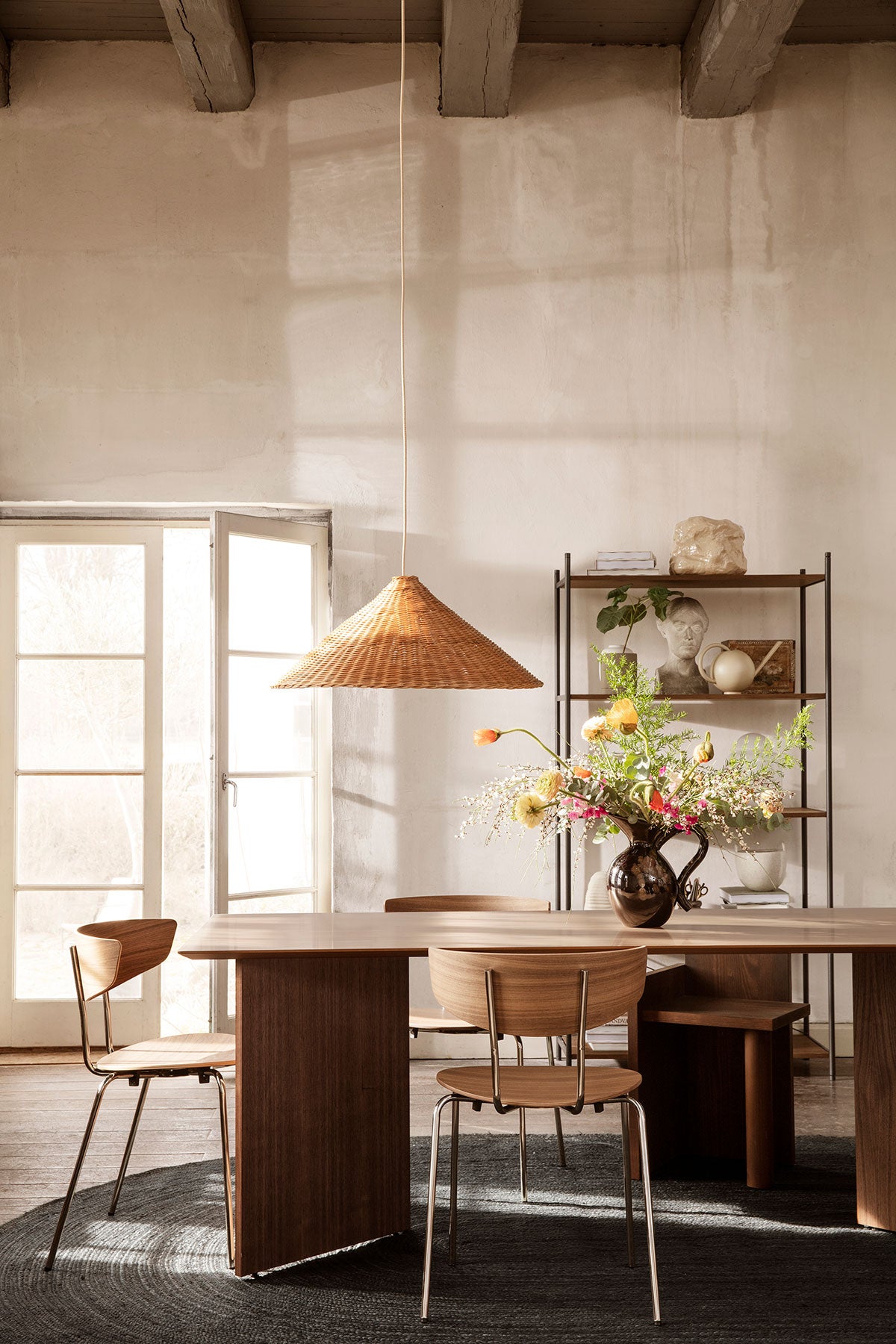 Dou Lampskärm 68 hängande ovanför matbord