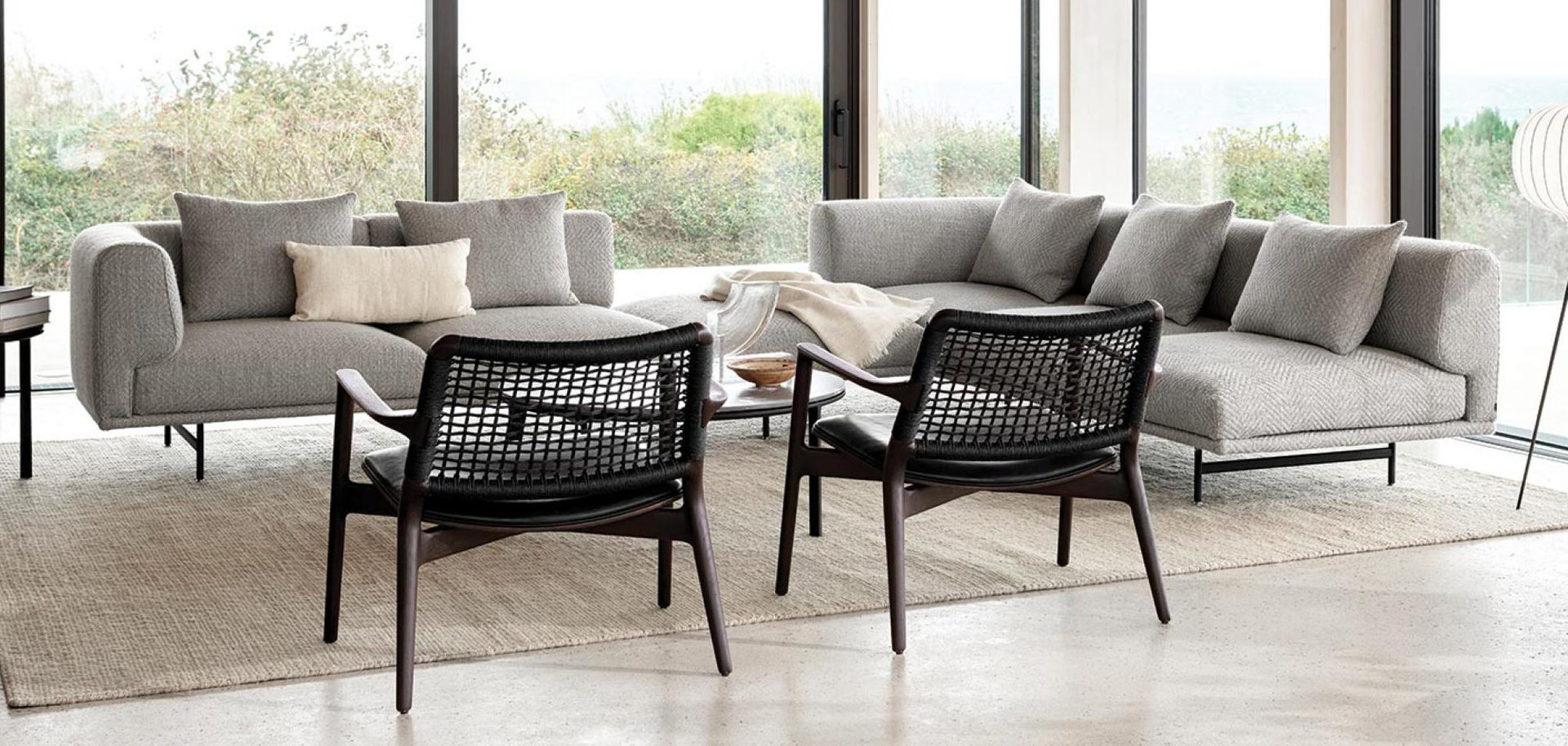 Skandinavisk inredning med Vipp Chimney modulsoffa samt Vipp designfåtöljer Cabin Lounge Chair