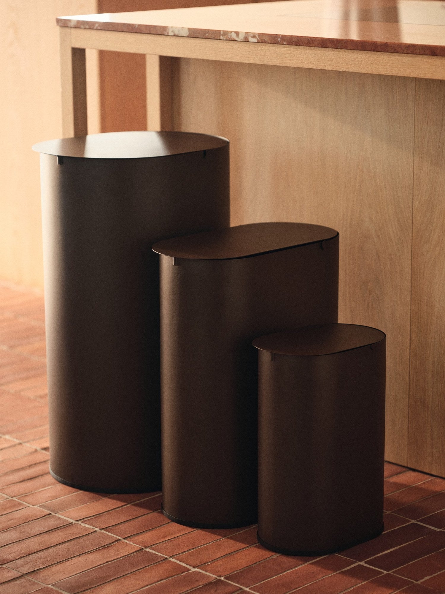 Ferm-Living-Enkel-Bin-Large-Dark-Chocolate-miljo-1