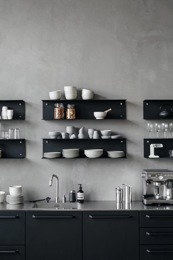 Vipp 922 Vägghylla | Large | Svart i ett modernt kök med öppna hyllor.