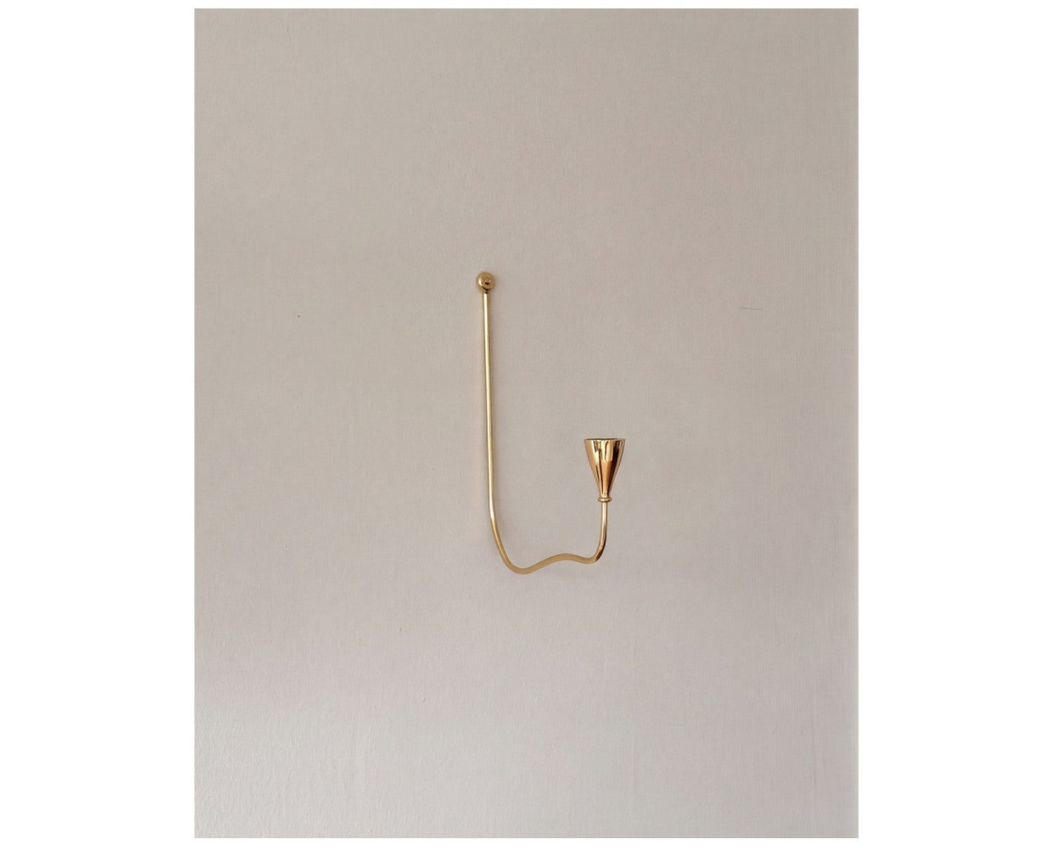 Lupia Wall Sconce Brass från Tinted Objects.