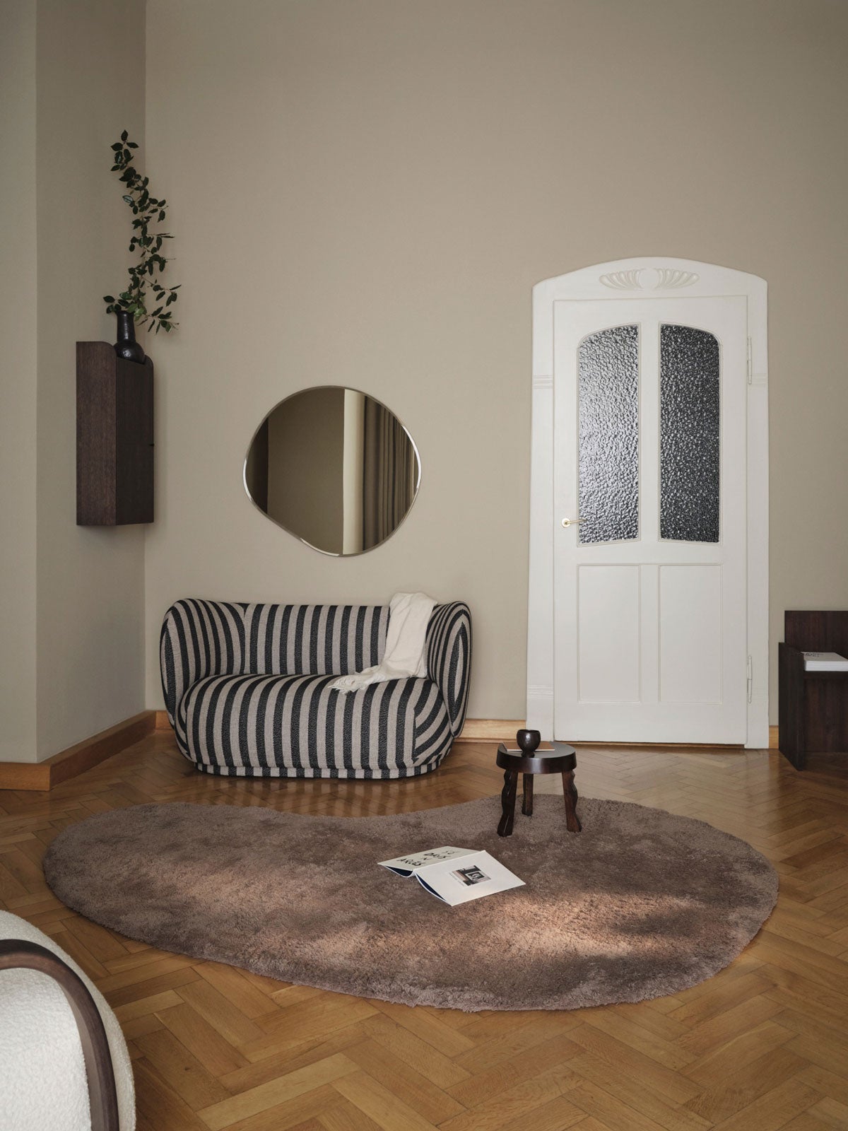 Rico Soffa 2-sits i tyget Louisiana Sand/Black i vardagsrum med brun ryamatta