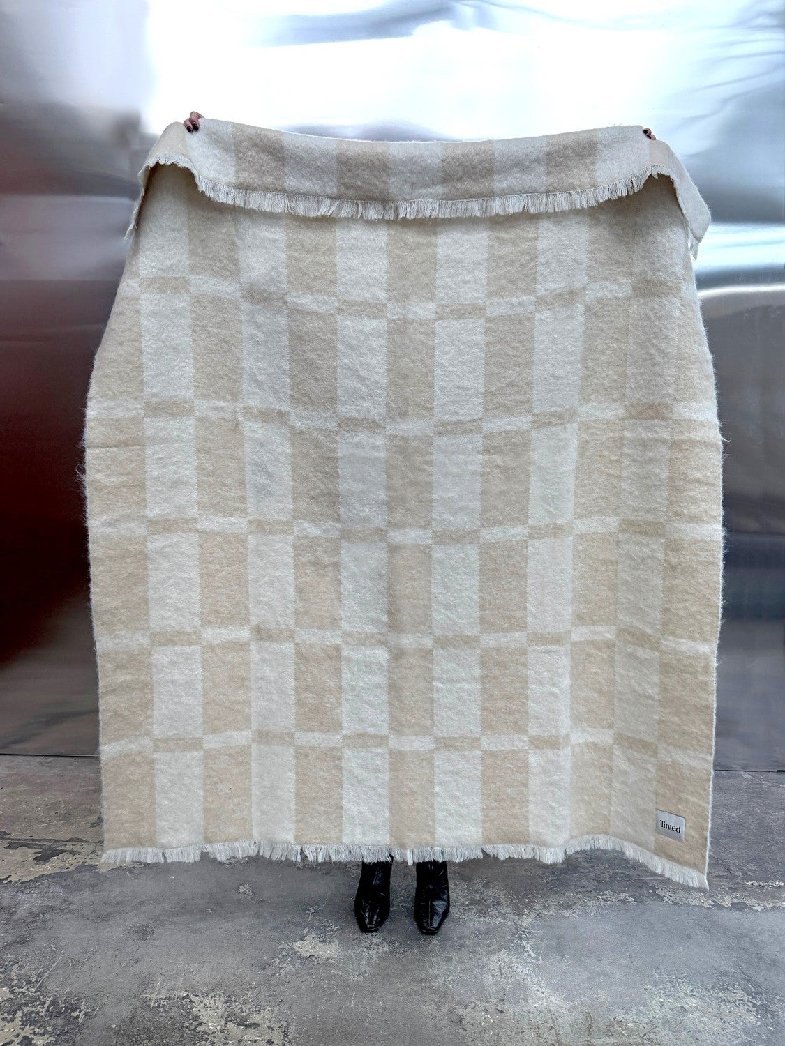 Hallin Mohair Blanket Beige Offwhite från Tinted Objects.