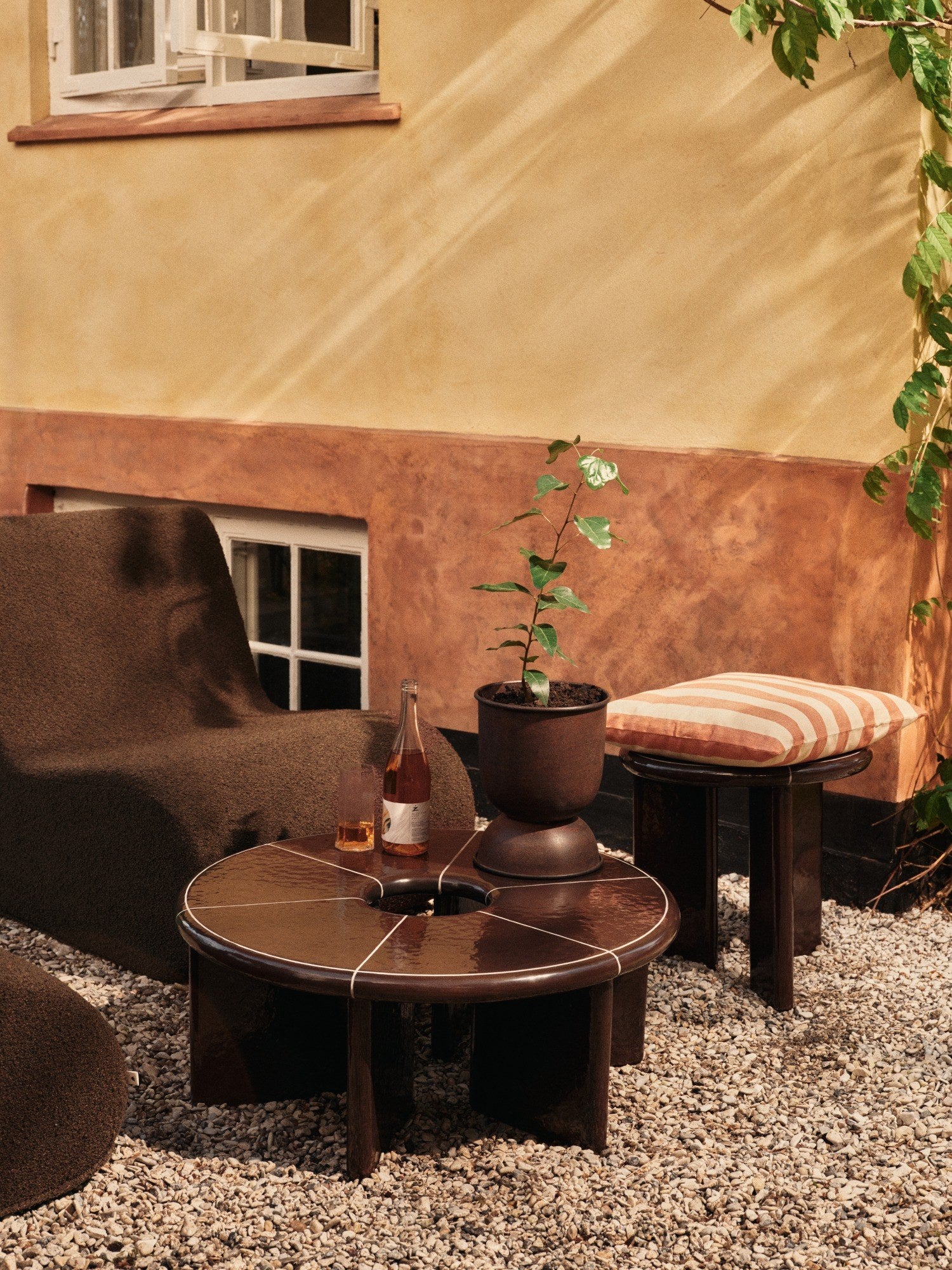 Ferm-Living-Deya-Coffee-Table-80-Chestnut-Brown-2724-miljo-1
