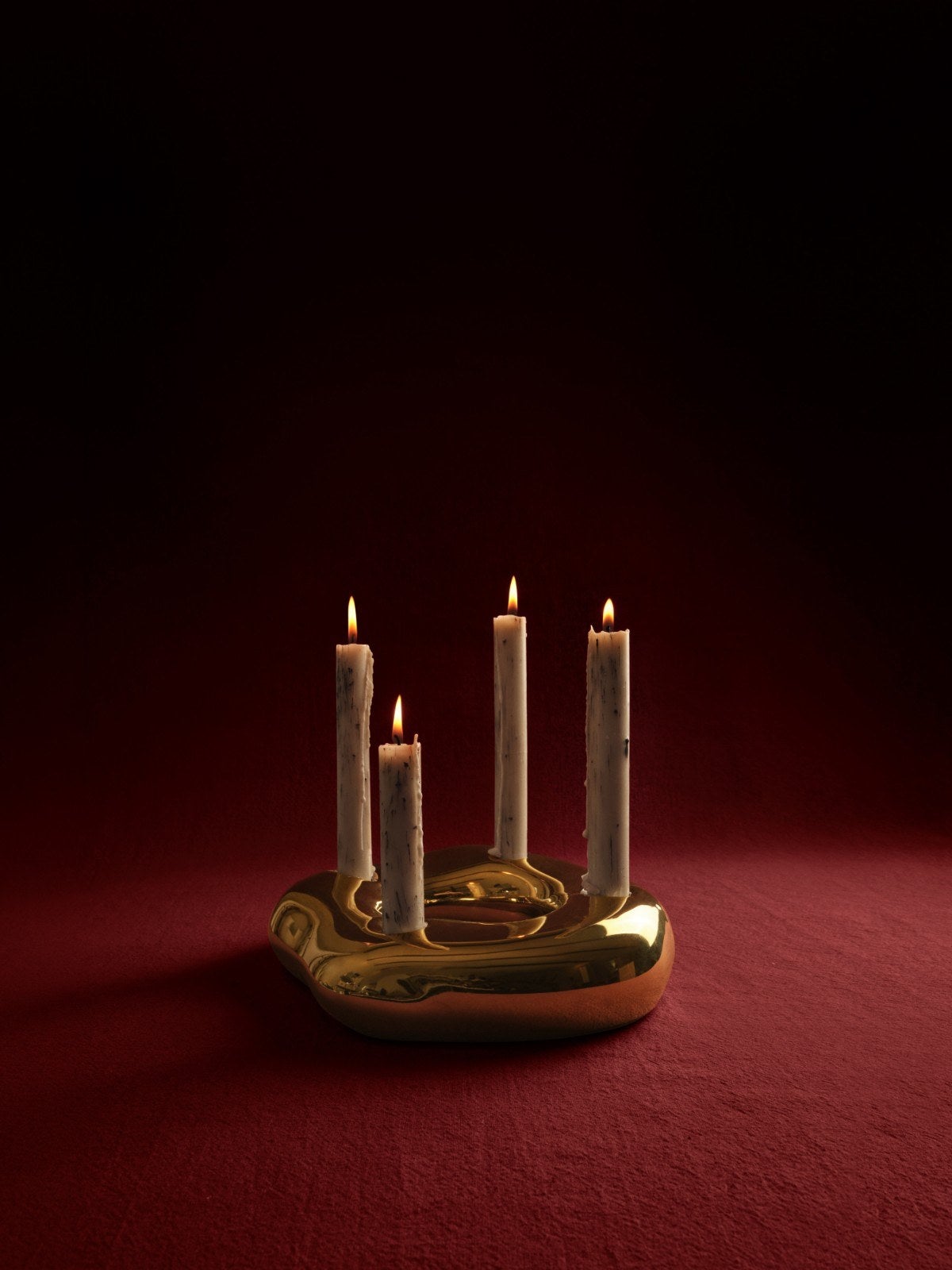 Ferm-Living-Bellure-Ring-Candle-Holder-Brass-Finish-miljo