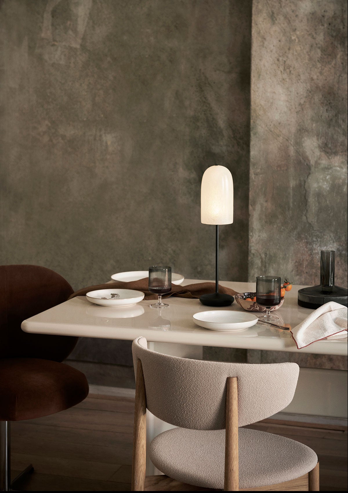 Ripple Vinglas i utförandet Smoked Grey på dukat matbord