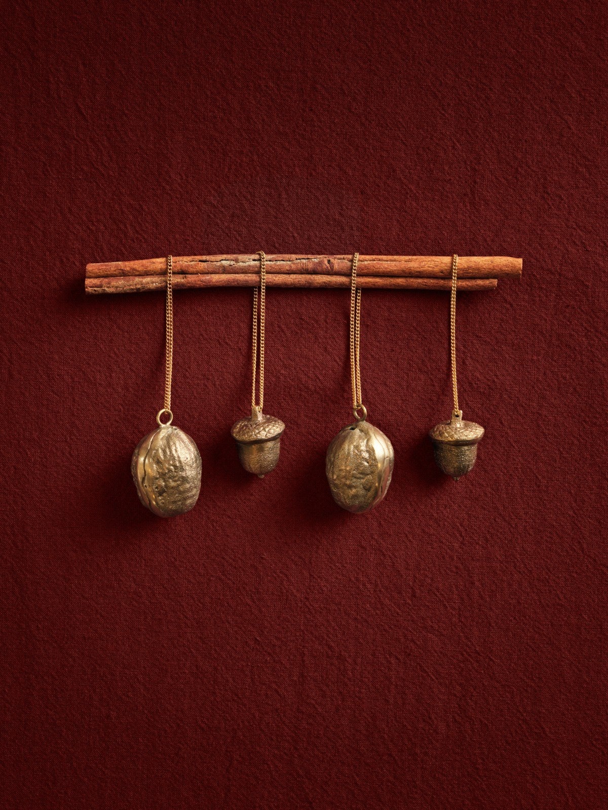 Ferm-Living-Acorn-Ornaments-Set-of-2-Brass-miljo