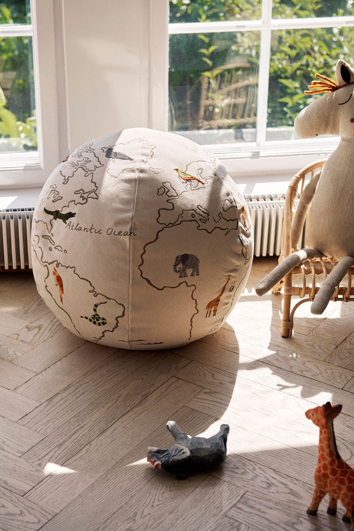 The World Puff i soligt barnrum med utspridda leksaker