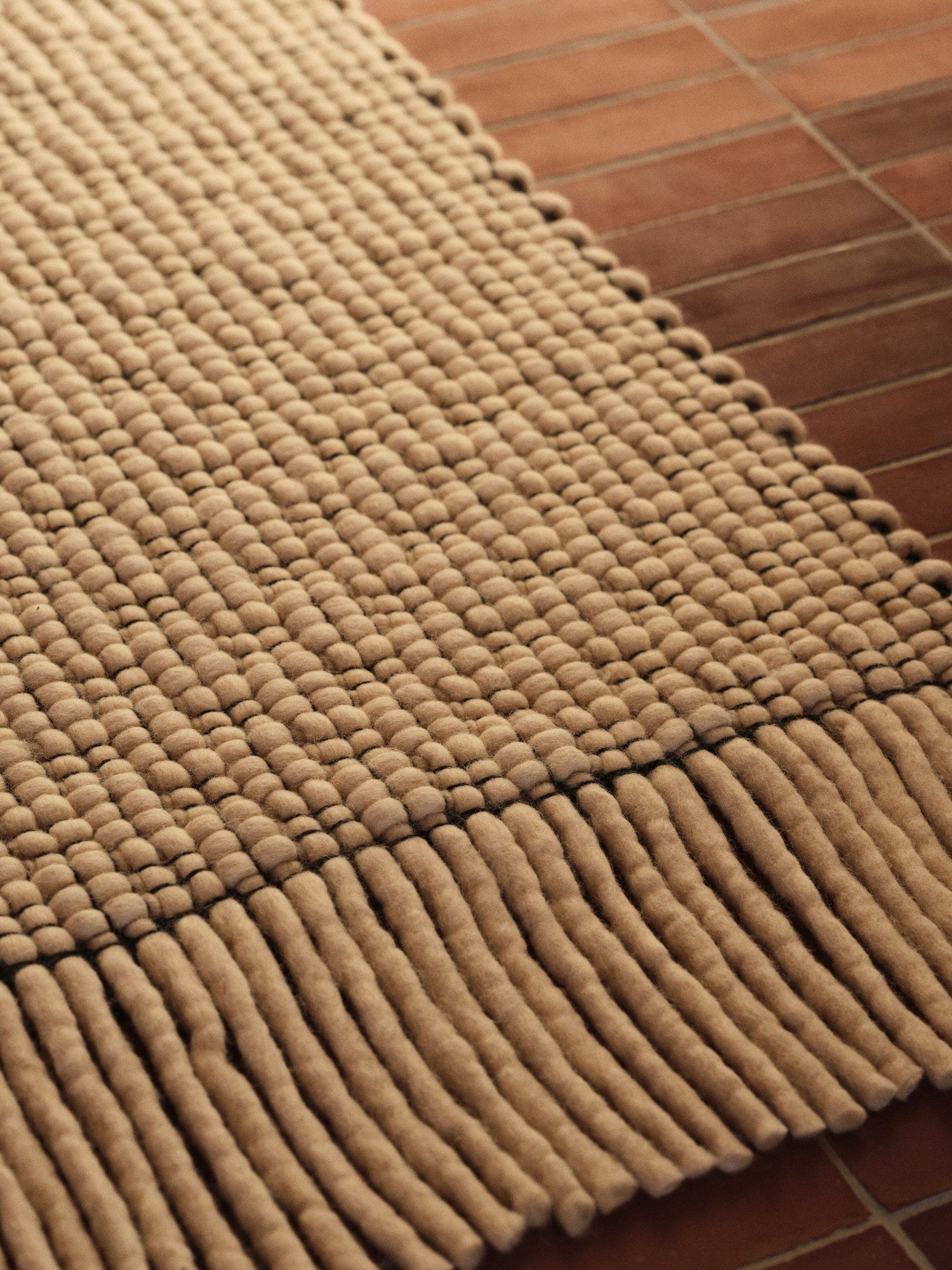 Ferm-Living-Udo-Rug-140-x-200-Off-white-Black-miljo-1