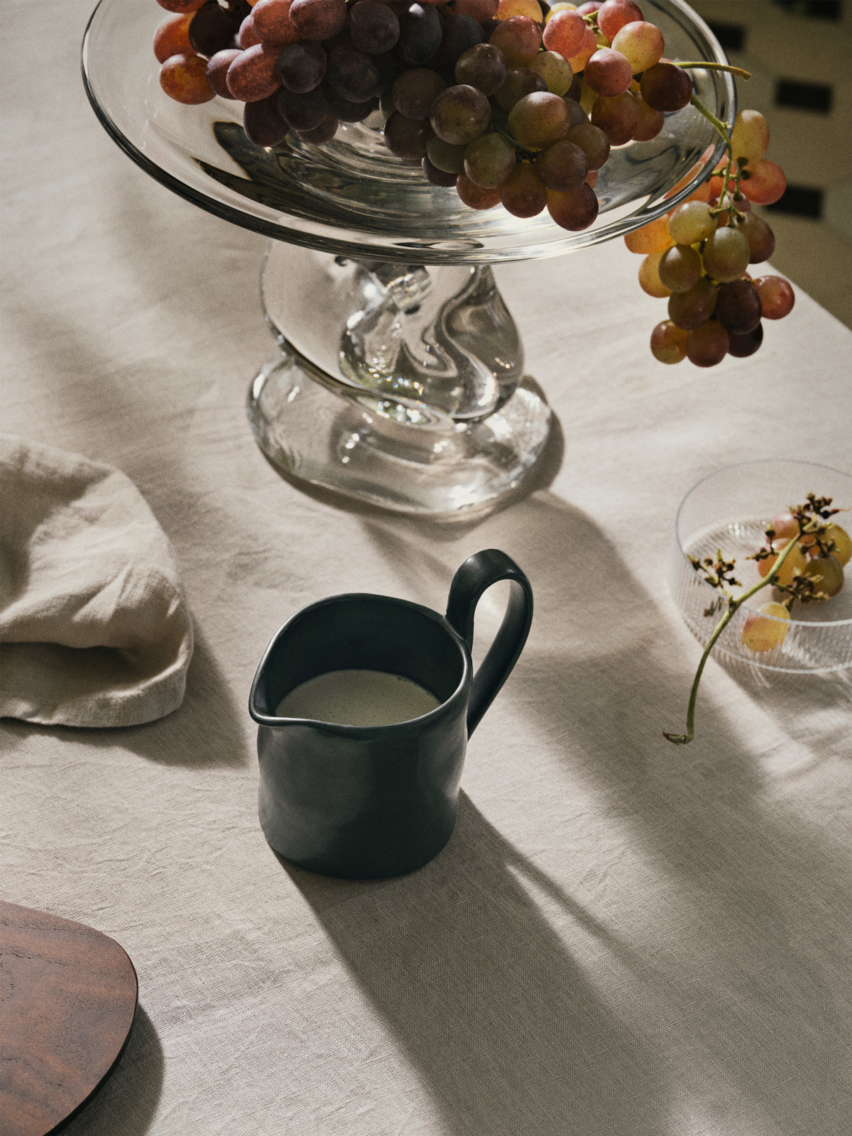 fermLIVING_Christmas23_1104267003_FlowMilkJar_image_01