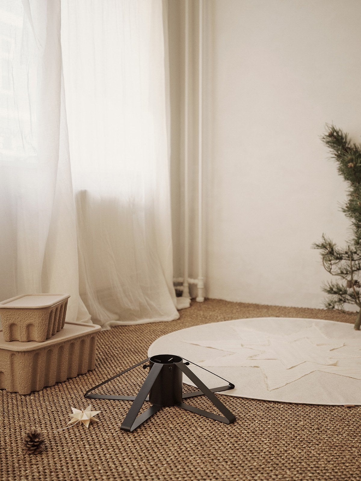 Ferm-Living-Vela-Star-Christmas-Tree-Blanket-Natural-miljo