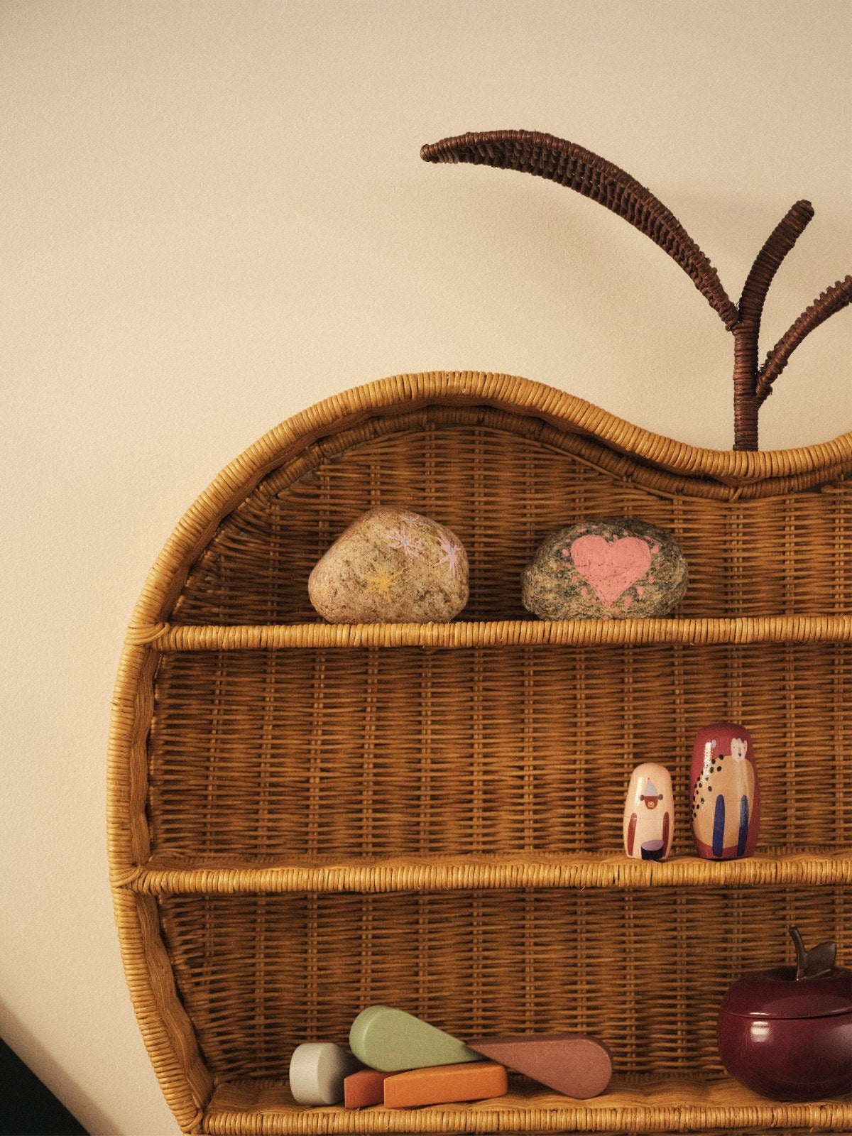 Ferm-Living-Apple-Braided-Shelf-H55-Natural-miljo