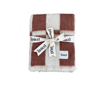Hallin Mohair Blanket Offwhite Rust från Tinted Objects.