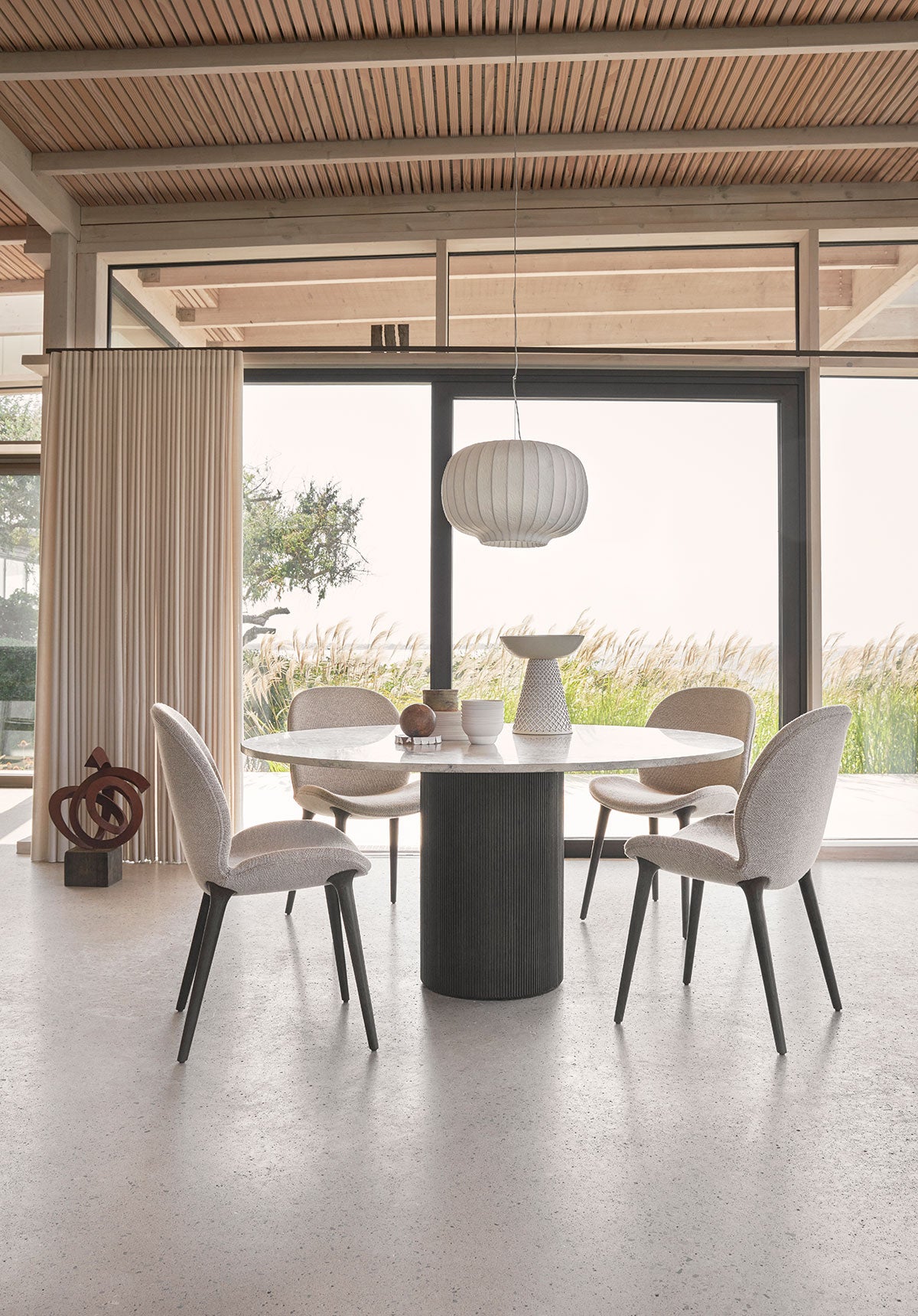 Vipp 462 Lodge Stol i tyget Chestnut/Beige med mörka ekben som del av matgrupp