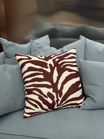 Lange-Cushion-brown-lifestyle-3
