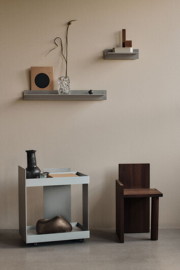 Lager vägghylla Small och Large i aluminium med dekrationer uppsatta på vägg.