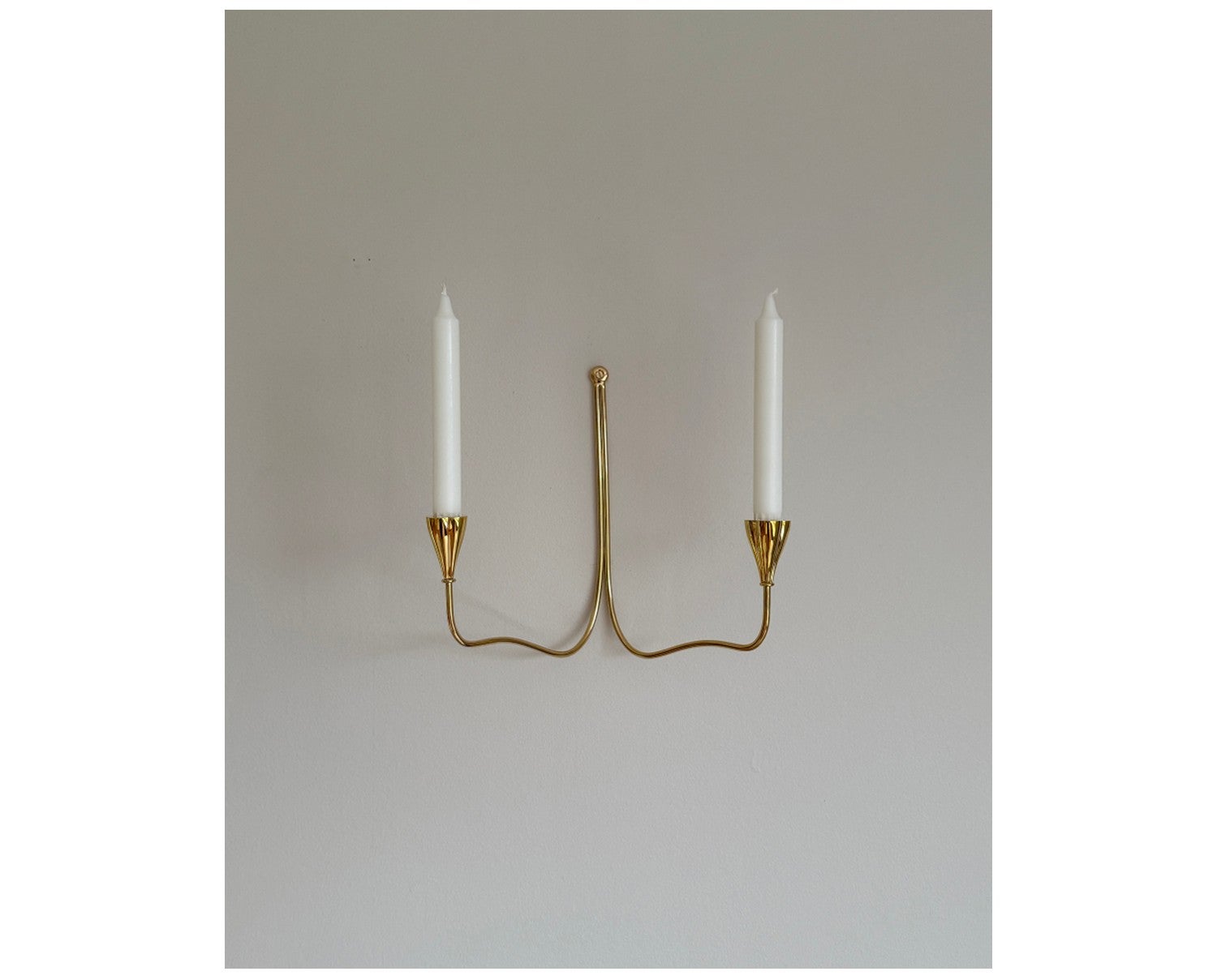 Lupia Wall Sconce Twin Brass från Tinted Objects.