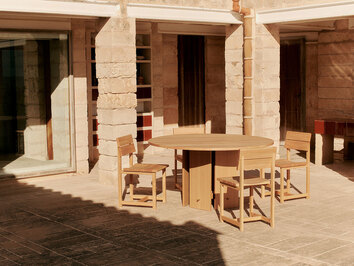 Aukko Matbord med Vist Stol på solig uteplats