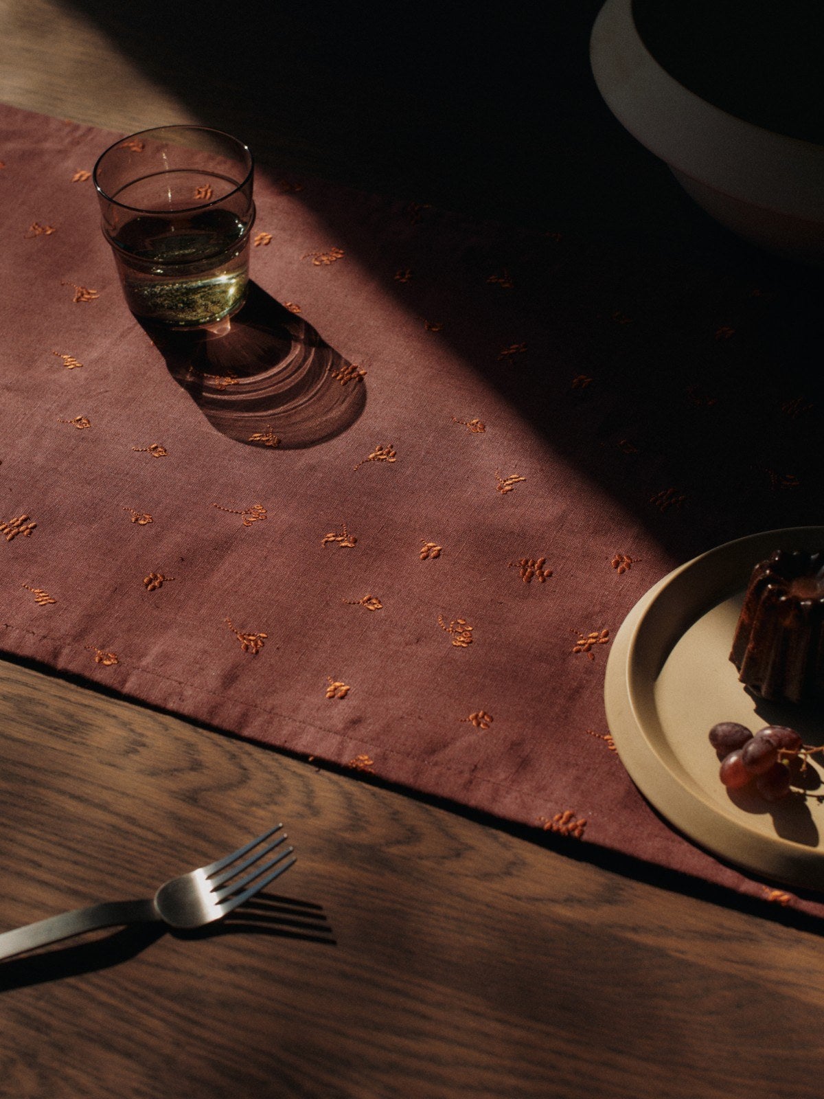 Ferm-Living-Baies-Table-Runner-Dark-Grape-Picante-Red-miljo