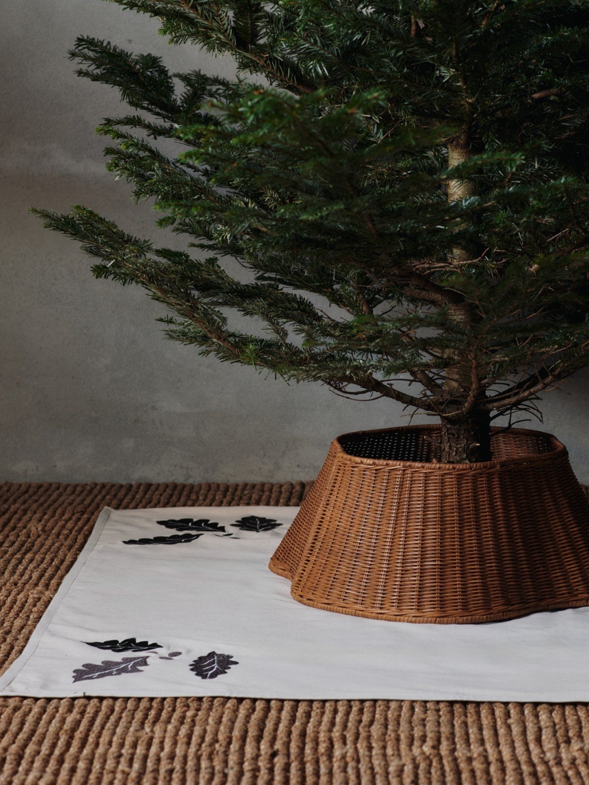 Ferm-Living-Drape-Braided-Tree-Skirt-Natural-miljo