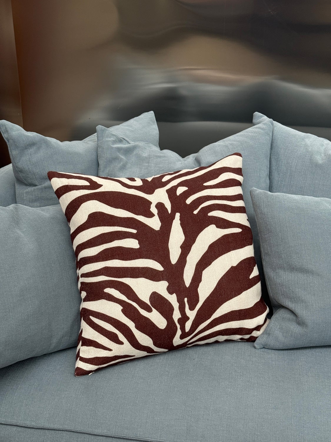 Lange-Cushion-brown-lifestyle-3