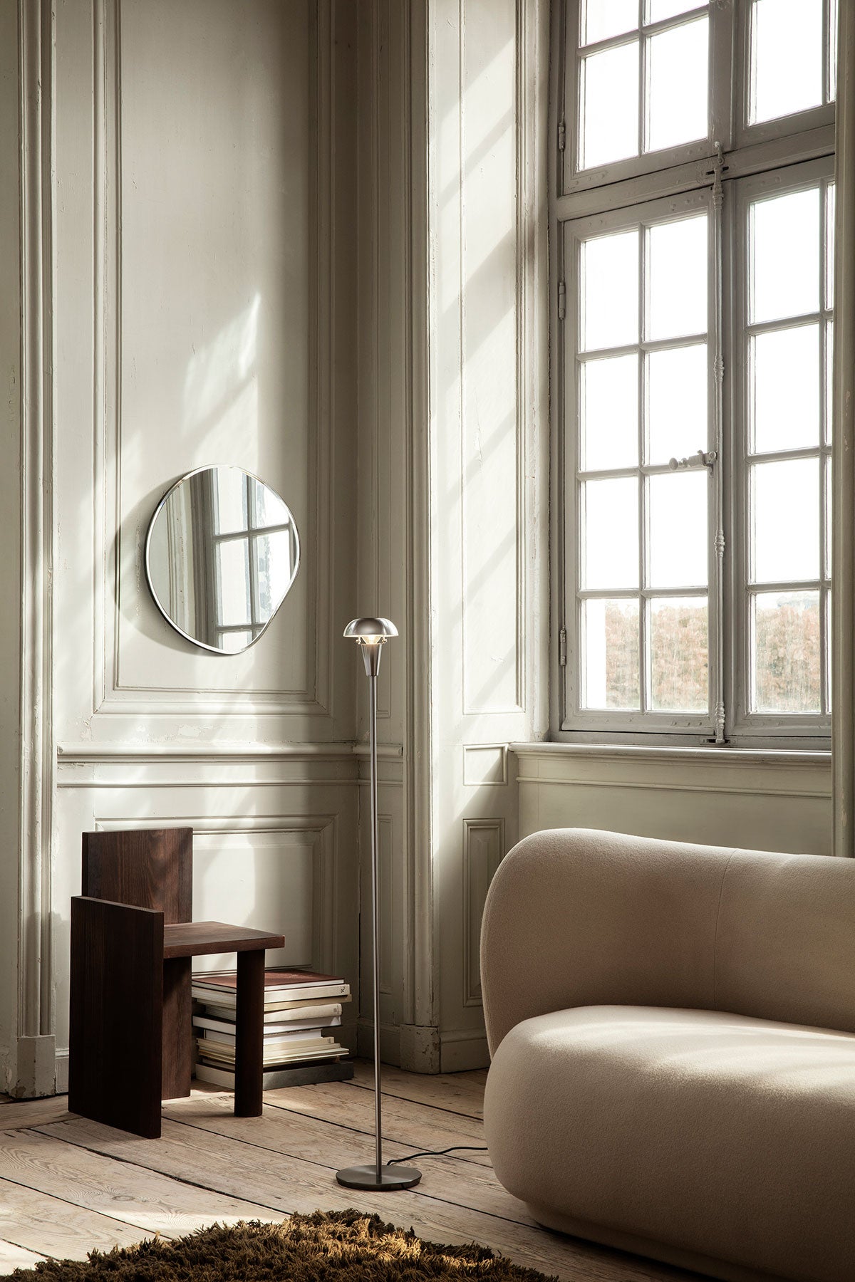 Pond Spegel 52x50 i utförandet Dark Chrome på vägg i vardagsrum